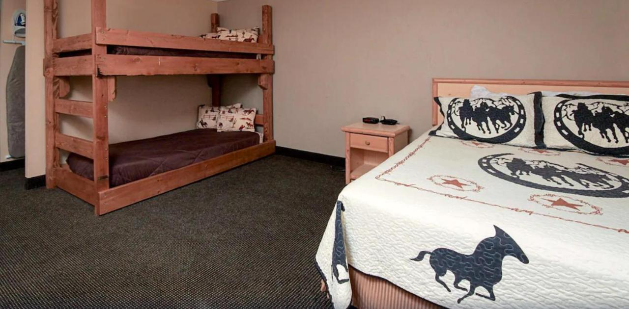Yellowstonepark Inn&Suites Livingston Bagian luar foto